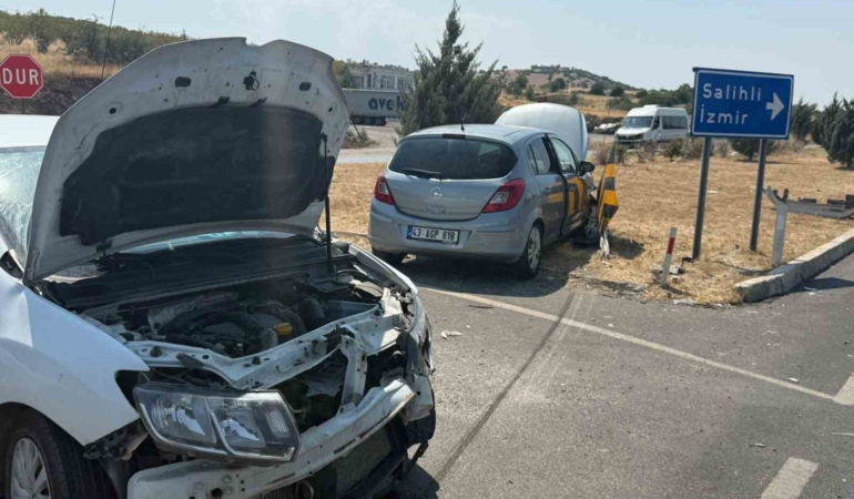 Manisa'da kavşakta otomobiller çarpıştı, 1 yaralı