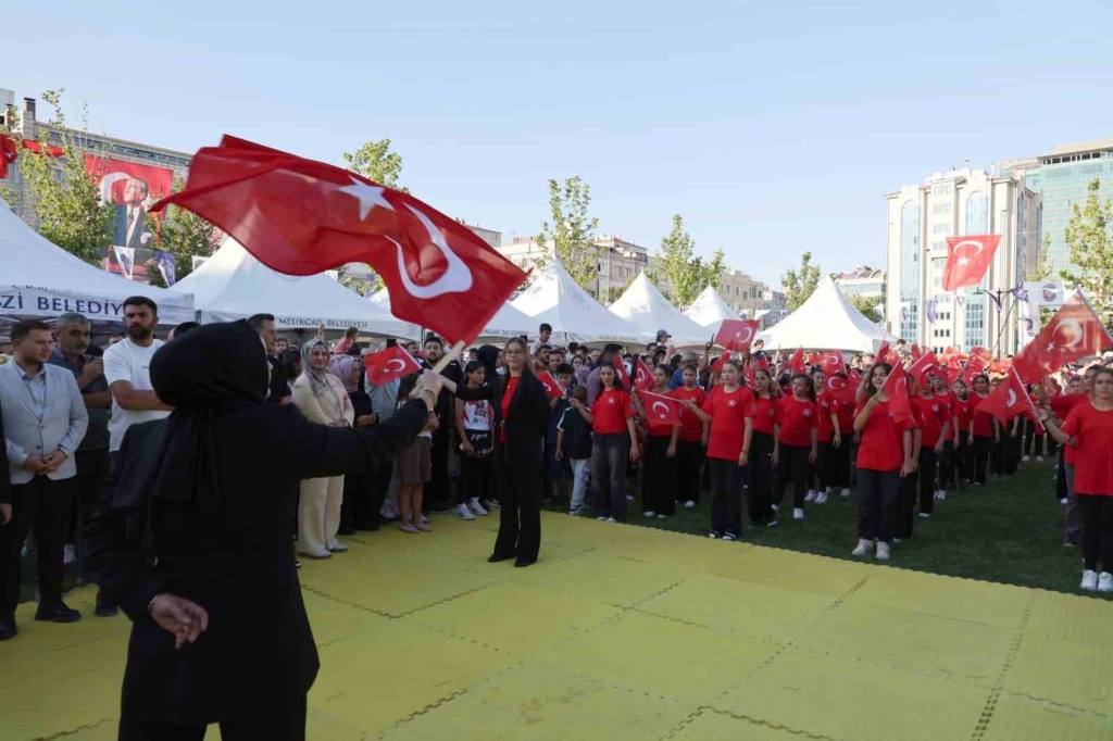 Melikgazi'de Çocuk Şenliği Renkli Görüntülere Sahne Oldu
