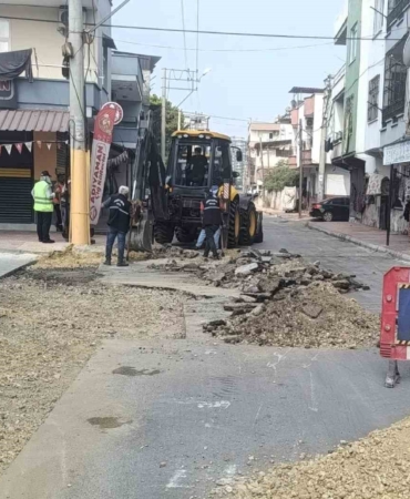 Mersin Akdeniz Belediyesi'nden yol ve kaldırım yenileme çalışmaları