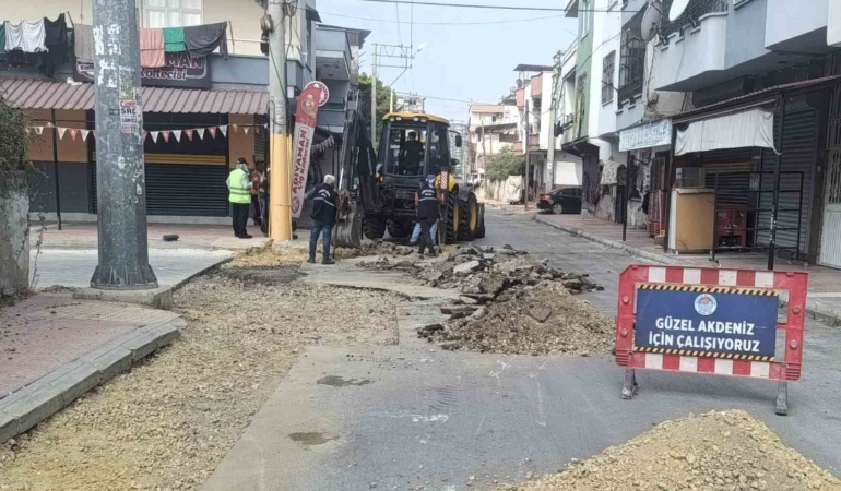 Mersin Akdeniz Belediyesi'nden yol ve kaldırım yenileme çalışmaları