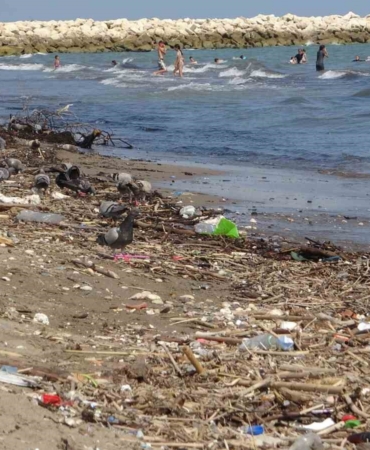 Mersin kıyılarındaki kirlilik turizmi tehdit ediyor