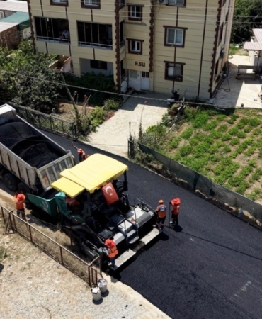 Mersin'de 1,5 kilometrelik yol sıcak asfaltla yenilendi