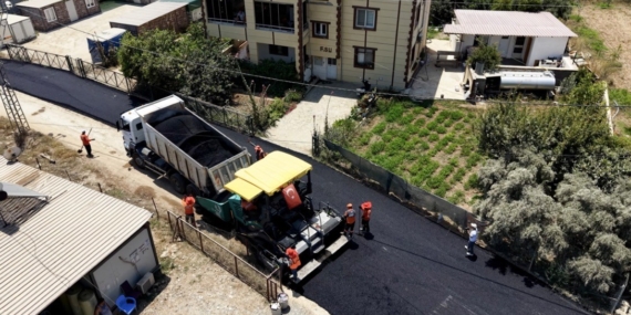 Mersin'de 1,5 kilometrelik yol sıcak asfaltla yenilendi