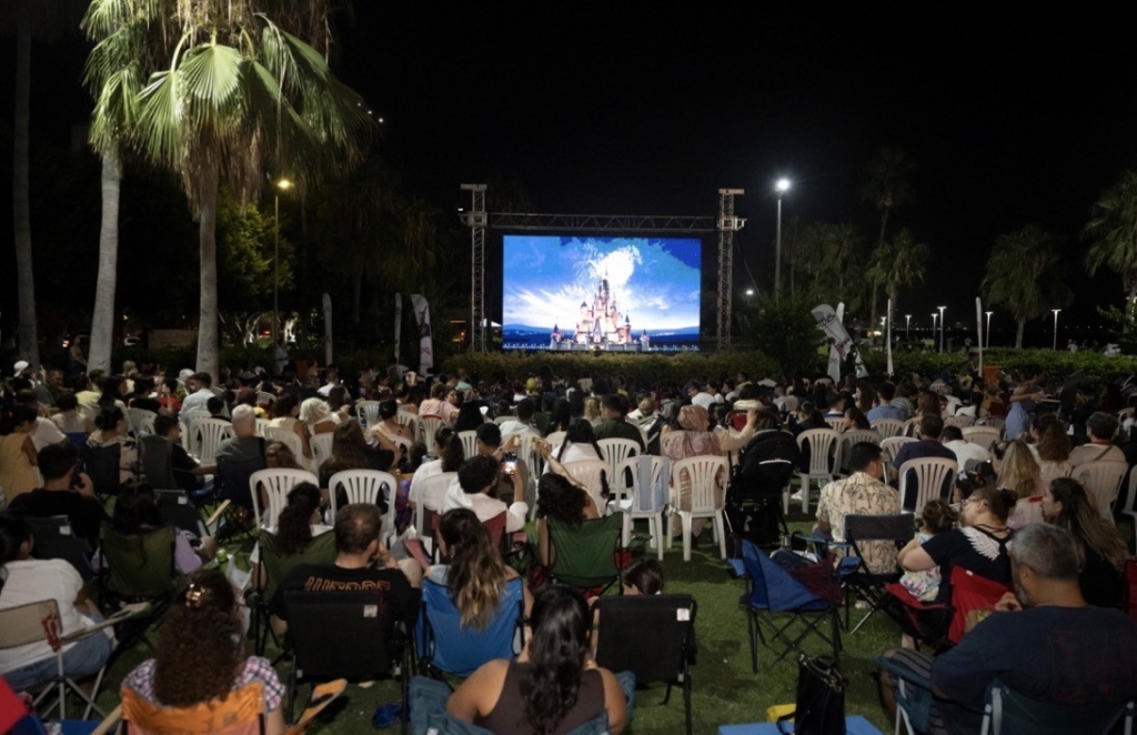 Mersin'de çocuklar açık havada 'Yukarı Bak' filmini izledi