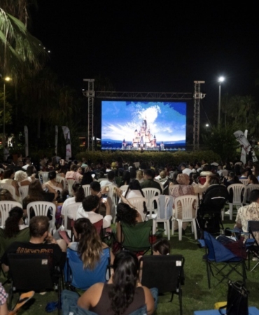 Mersin'de çocuklar açık havada 'Yukarı Bak' filmini izledi