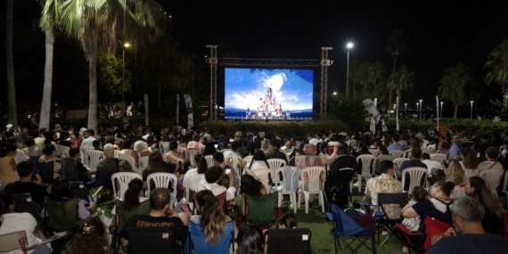 Mersin'de çocuklar açık havada 'Yukarı Bak' filmini izledi