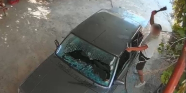 Mersin'de kadına ait araca satırla saldırı: Şüpheli gözaltında