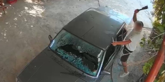 Mersin'de kadına ait araca satırla saldırı: Şüpheli gözaltında