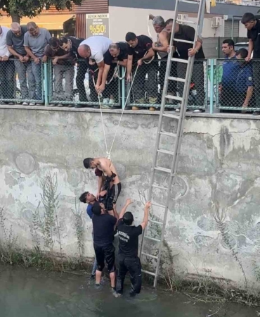 Mersin'de kanala düşen genç, arkadaşı tarafından kurtarıldı
