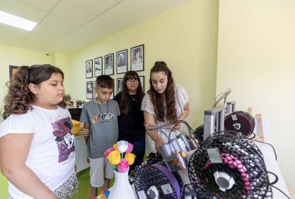 Mersin'de öğrenciler Rubik Küp çözen robot geliştirdi