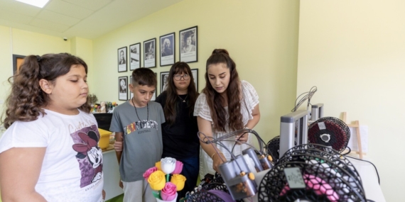 Mersin'de öğrenciler Rubik Küp çözen robot geliştirdi