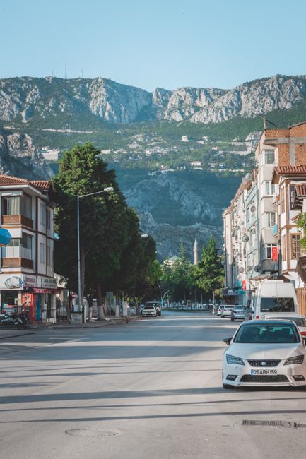 Mersin'de otomobil park halindeki araca çarptı, 5 yaralı