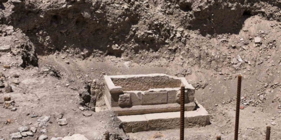 Mersin'de sağlık ocağı inşaatında lahit mezar bulundu