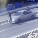Mersin'de yayaya otomobil çarptı, kaza anı kamerada