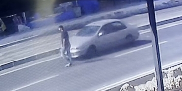 Mersin'de yayaya otomobil çarptı, kaza anı kamerada