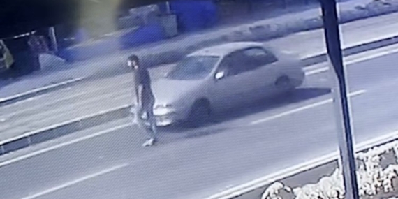 Mersin'de yayaya otomobil çarptı, kaza anı kamerada