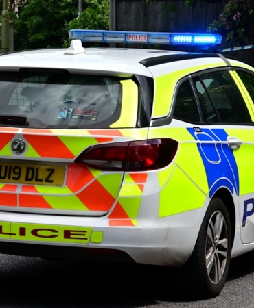 Middlesbrough'da ters yönde giden otomobil polis aracına çarptı, 7 ölü