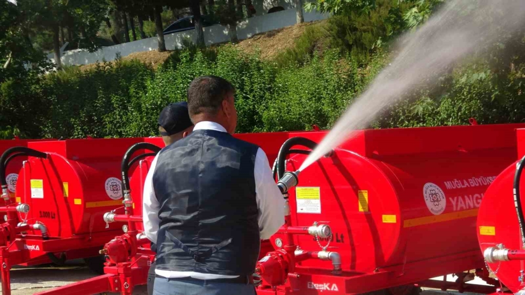 Muğla Büyükşehir, kırsal mahallelere 25 yeni yangın tankeri sağladı