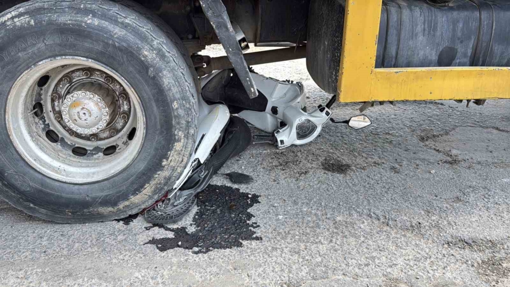 Muğla'da motosiklet vinçle çarpıştı, sürücü son anda kurtuldu