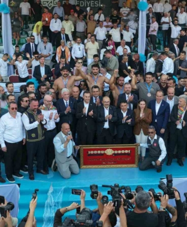 Mustafa Taş, 66. Kurtdereli Mehmet Pehlivan Yağlı Güreşleri'nde altın kemeri kazandı