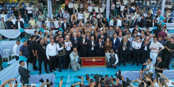 Mustafa Taş, 66. Kurtdereli Mehmet Pehlivan Yağlı Güreşleri'nde altın kemeri kazandı