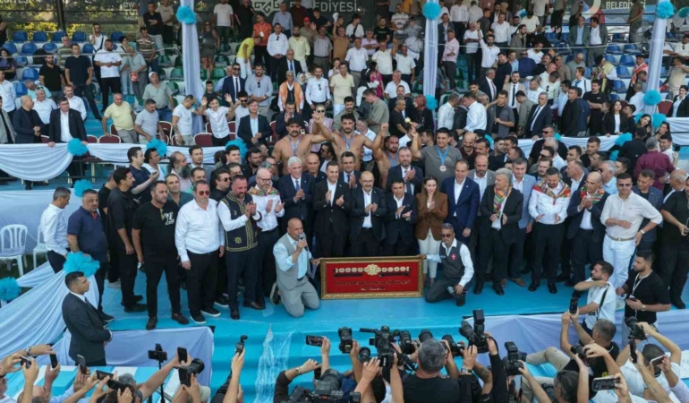Mustafa Taş, 66. Kurtdereli Mehmet Pehlivan Yağlı Güreşleri'nde altın kemeri kazandı