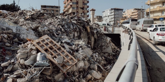 Napoli yakınlarında 4.7 büyüklüğünde deprem hasara yol açtı