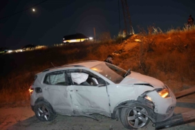 Nevşehir'de lastiği patlayan otomobil takla attı, 2 kişi yaralandı