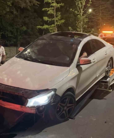 Niğde'de otomobil ağaçlara çarptı, 2 kişi yaralandı
