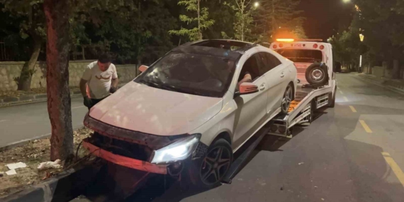 Niğde'de otomobil ağaçlara çarptı, 2 kişi yaralandı