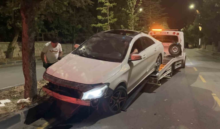 Niğde'de otomobil ağaçlara çarptı, 2 kişi yaralandı