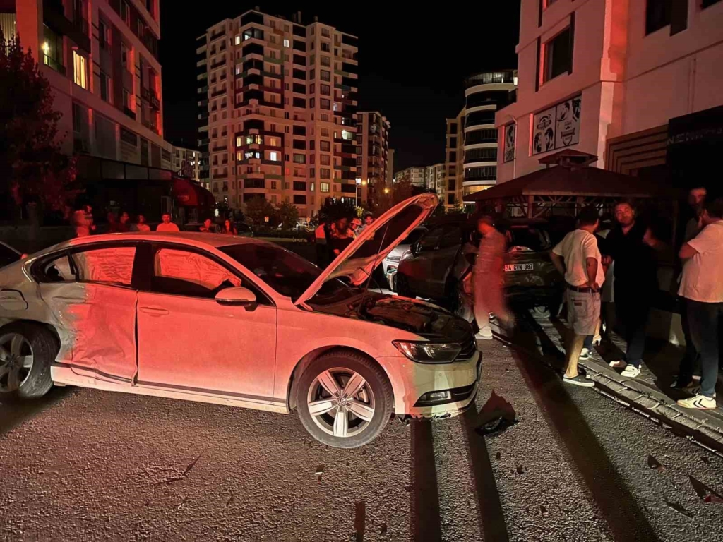 Niğde'de zincirleme trafik kazası: Sürücü kaçtı