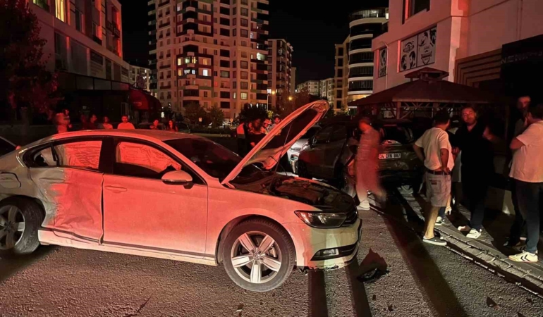 Niğde'de zincirleme trafik kazası: Sürücü kaçtı