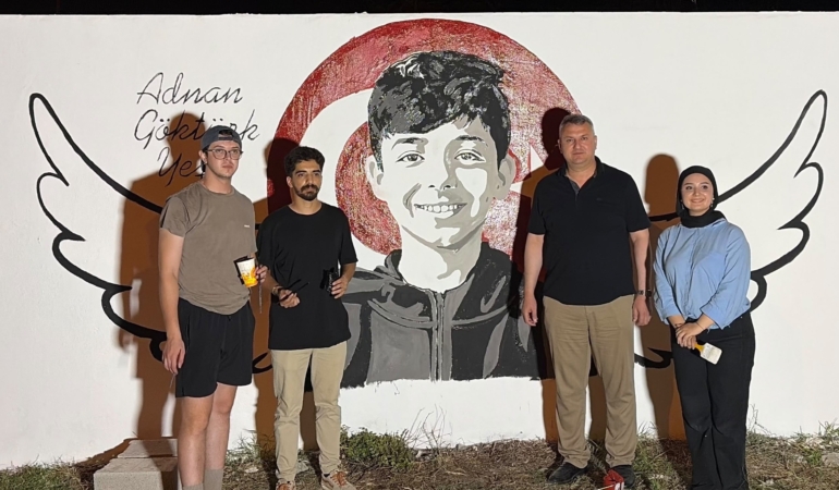 OKUL SALDIRISINDA HAYATINI KAYBEDEN ADNAN'IN PORTRESİ MEMLEKETİNDE DUVARA ÇİZİLDİ