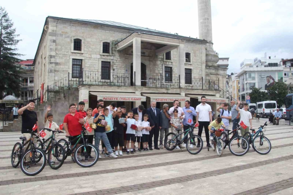 Ordu'da Yaz Kur'an Kursu Öğrencilerine Bisiklet ve Paten Dağıtıldı