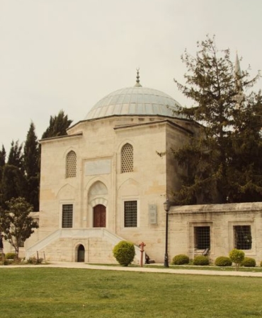 Osmangazi Gençlik Kolları'ndan Hamzabey Külliyesi'ne Temizlik