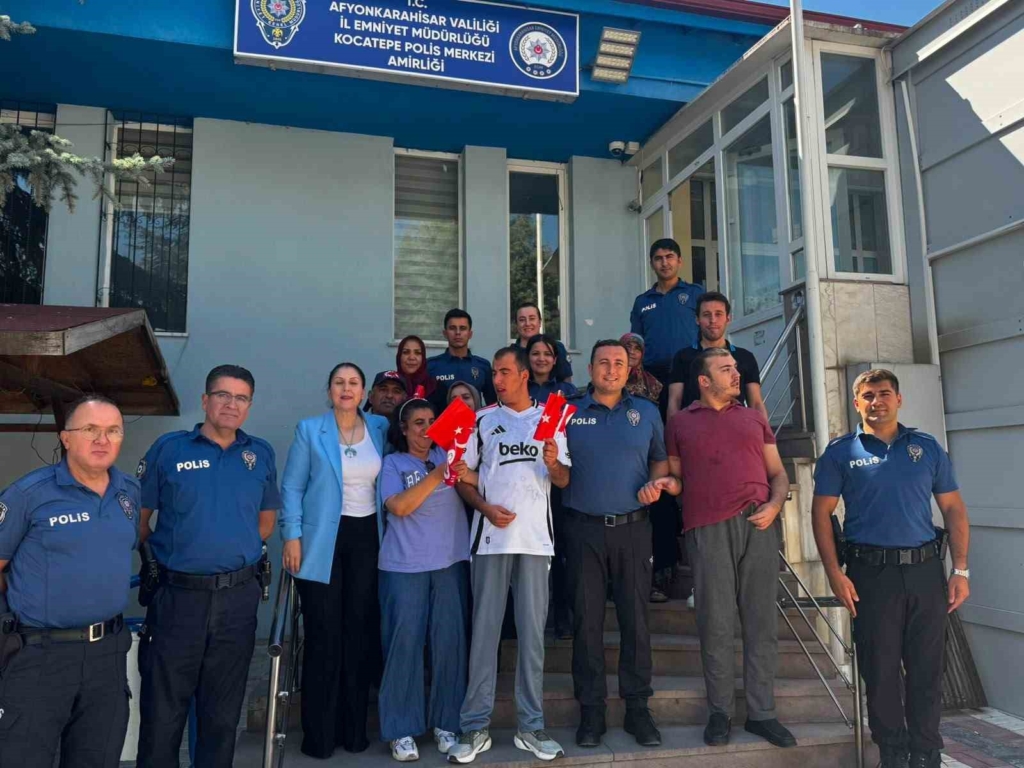 Otizmli çocuklar Kocatepe Karakolu Başkomiseri'ne teşekkür etti