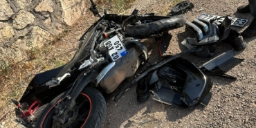OTOMOBİLİN ÇARPTIĞI MOTOSİKLET SÜRÜCÜSÜ AĞIR YARALANDI
