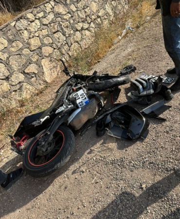 OTOMOBİLİN ÇARPTIĞI MOTOSİKLET SÜRÜCÜSÜ AĞIR YARALANDI