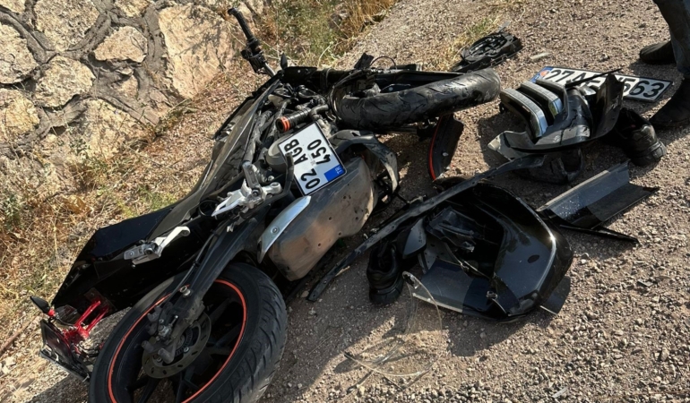 OTOMOBİLİN ÇARPTIĞI MOTOSİKLET SÜRÜCÜSÜ AĞIR YARALANDI