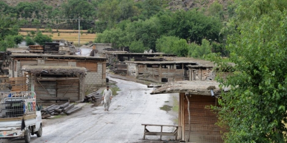 Pakistan'da karakol yakınındaki intihar saldırısında 13 ölü