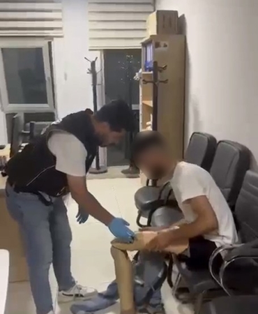 PROTEZ BACAĞINDAN UYUŞTURUCU ÇIKTI: 830 GRAM METAMFETAMİN ELE GEÇİRİLDİ