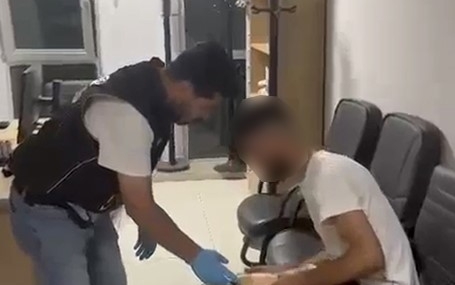PROTEZ BACAĞINDAN UYUŞTURUCU ÇIKTI: 830 GRAM METAMFETAMİN ELE GEÇİRİLDİ