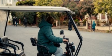 Sakarya'da 3 tekerlekli elektrikli bisiklet devrildi, 1 kişi ağır yaralandı
