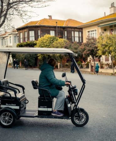 Sakarya'da 3 tekerlekli elektrikli bisiklet devrildi, 1 kişi ağır yaralandı
