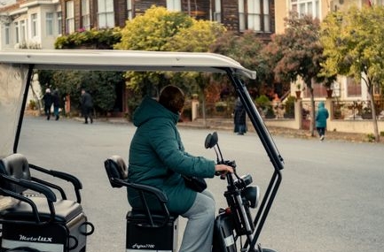 Sakarya'da 3 tekerlekli elektrikli bisiklet devrildi, 1 kişi ağır yaralandı