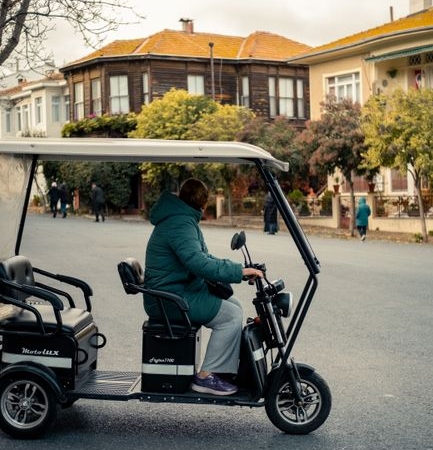 Sakarya'da 3 tekerlekli elektrikli bisiklet devrildi, 1 kişi ağır yaralandı