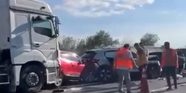 Sakarya'da Anadolu Otoyolu'nda 12 araç zincirleme kaza geçirdi