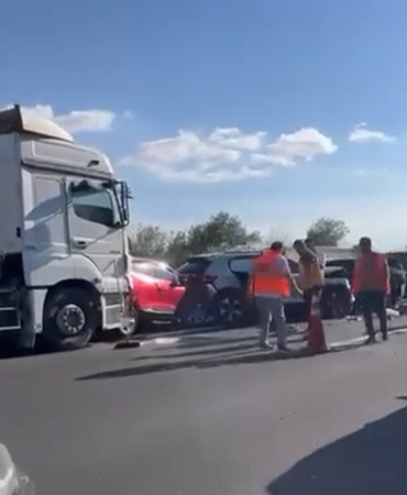 Sakarya'da Anadolu Otoyolu'nda 12 araç zincirleme kaza geçirdi