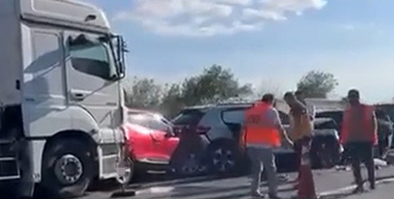 Sakarya'da Anadolu Otoyolu'nda 12 araç zincirleme kaza geçirdi